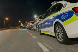 A urcat mort de beat si fara permis la volan intrand cu masina in trei autoturisme parcate Un barbat de 37 de ani din Cugir retinut de politisti