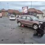 FOTO ACCIDENT rutier pe o strada din Alba Iulia Doua masini s au lovit