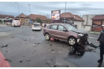 FOTO ACCIDENT rutier pe o strada din Alba Iulia Doua masini s au lovit
