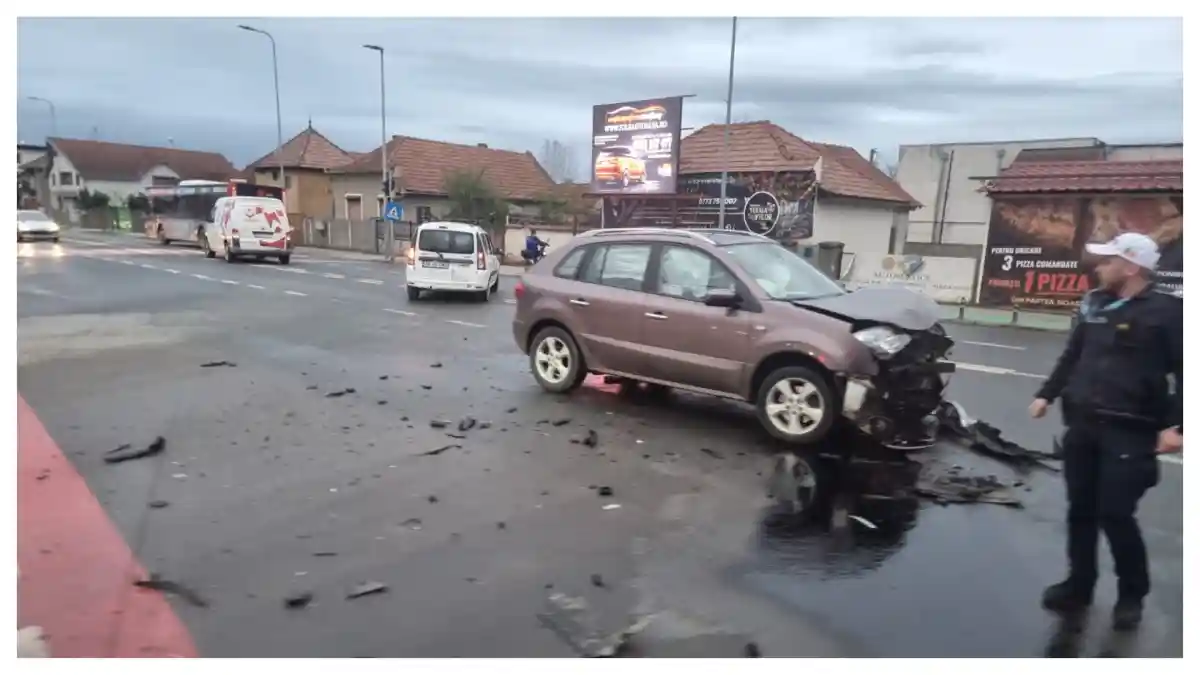 FOTO ACCIDENT rutier pe o strada din Alba Iulia Doua masini s au lovit
