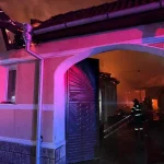 FOTO INCENDIU la Calnic O locuinta si o anexa gospodareasca din satul Deal au fost cuprinse de flacari
