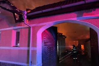 FOTO INCENDIU la Calnic O locuinta si o anexa gospodareasca din satul Deal au fost cuprinse de flacari