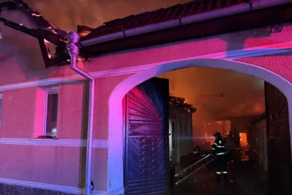 FOTO INCENDIU la Calnic O locuinta si o anexa gospodareasca din satul Deal au fost cuprinse de flacari