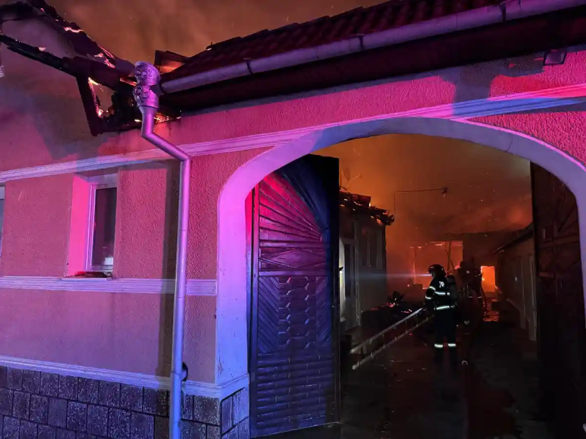 FOTO INCENDIU la Calnic O locuinta si o anexa gospodareasca din satul Deal au fost cuprinse de flacari
