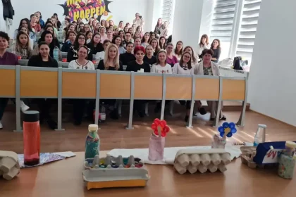 FOTO Studenii UAB au creat i implementat jocuri creative utiliznd materiale oferite de educatoarele unei grdinie din Alba Iulia