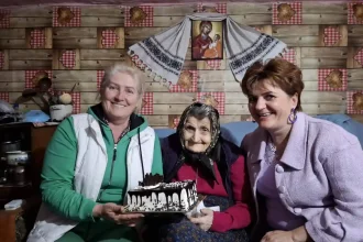 FOTO Tanti Victoria singurul locuitor al unui catun din Posaga sarbatorita cu ocazia implinirii a 88 de ani O lectie de viata curaj si omenie