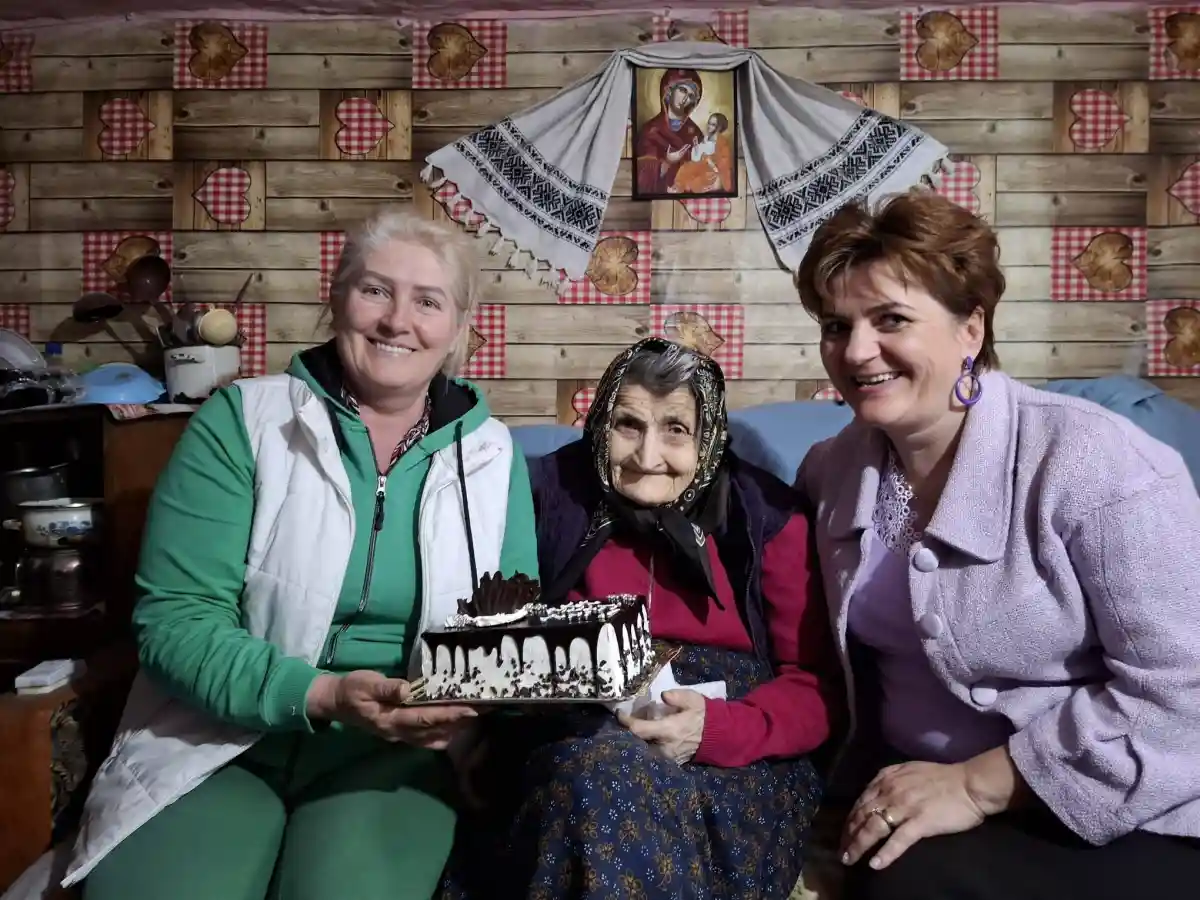 FOTO Tanti Victoria singurul locuitor al unui catun din Posaga sarbatorita cu ocazia implinirii a 88 de ani O lectie de viata curaj si omenie