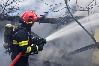 INCENDIU la o casa din Ocnisoara Intervin pompierii din Aiud