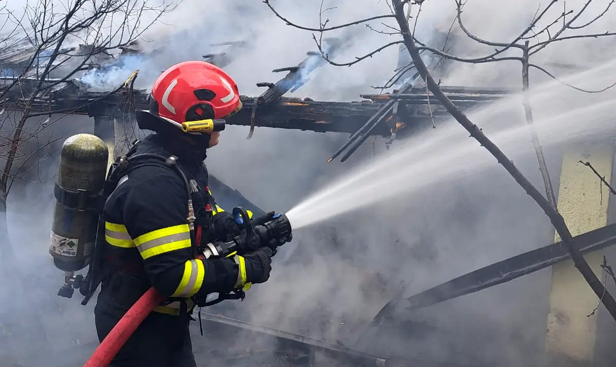 INCENDIU la o casa din Ocnisoara Intervin pompierii din Aiud