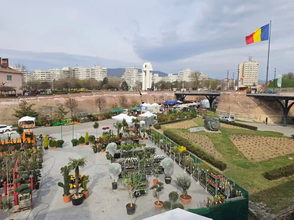 VIDEO A inceput Targul Grdinarului 2026 Peste 65 de expozanti aduc primavara in Cetatea Alba Carolina Pomi fructiferi plante si flori unelete si accesorii pentru gradina pe partea de Vest