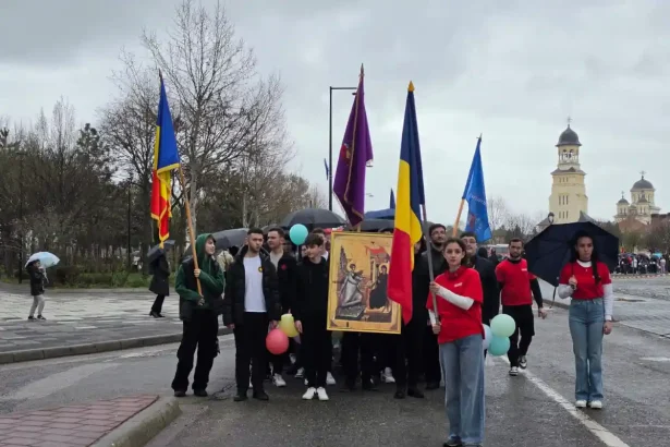 VIDEO Marsul pentru Viata 2026 Sute de persoane de toate varstele participa la Alba Iulia la evenimentul pentru sustinerea mamelor si copiilor