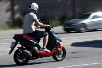 adolescent de 15 ani beat prins conducand un moped in cugir tanarul nu avea permis de conducere