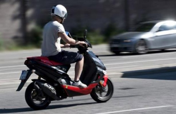 adolescent de 15 ani beat prins conducand un moped in cugir tanarul nu avea permis de conducere