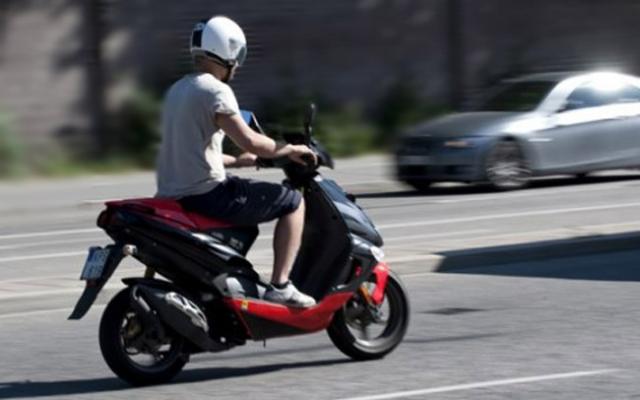 adolescent de 15 ani beat prins conducand un moped in cugir tanarul nu avea permis de conducere