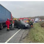 foto accident rutier grav in judetul vecin cinci barbati blocati in urma coliziunii dintre un autocamion si un autoturism salvatorii intervin cu un elicopter smurd si patru autospeciale