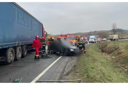 foto accident rutier grav in judetul vecin cinci barbati blocati in urma coliziunii dintre un autocamion si un autoturism salvatorii intervin cu un elicopter smurd si patru autospeciale