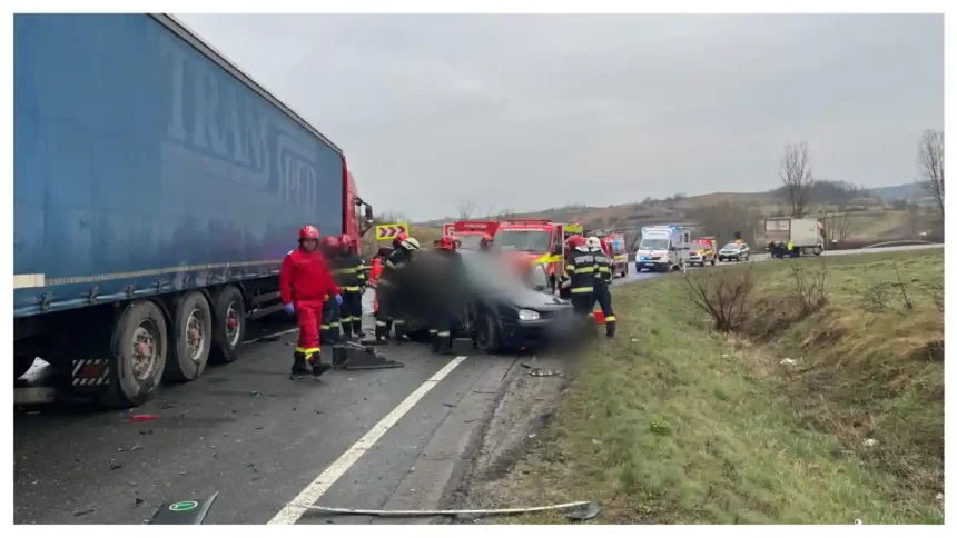 foto accident rutier grav in judetul vecin cinci barbati blocati in urma coliziunii dintre un autocamion si un autoturism salvatorii intervin cu un elicopter smurd si patru autospeciale