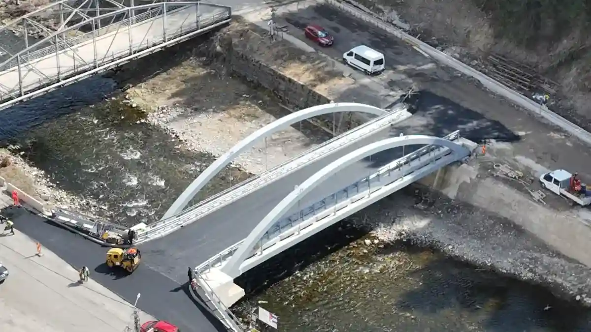 foto lucrarile la noul pod peste aries din campeni se apropie de finalizare a fost turnat si al doilea strat de asfalt