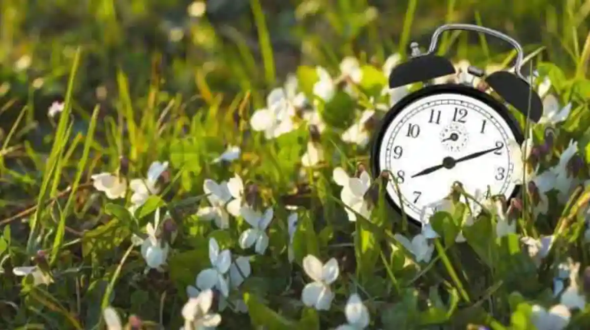 ora de var 2026 in weekend romnia isi va schimba ceasurile cu o or nainte de ce se face aceast schimbare