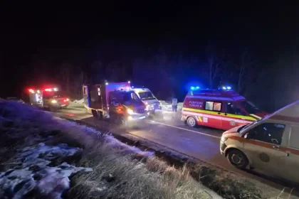 ACCIDENT pe DN 1 Doi tineri si un adolescent de 17 ani raniti dupa ce o masina ar fi lovit un cal pe sosea pe direcia Sebes Sibiu Animalul nu a fost gasit