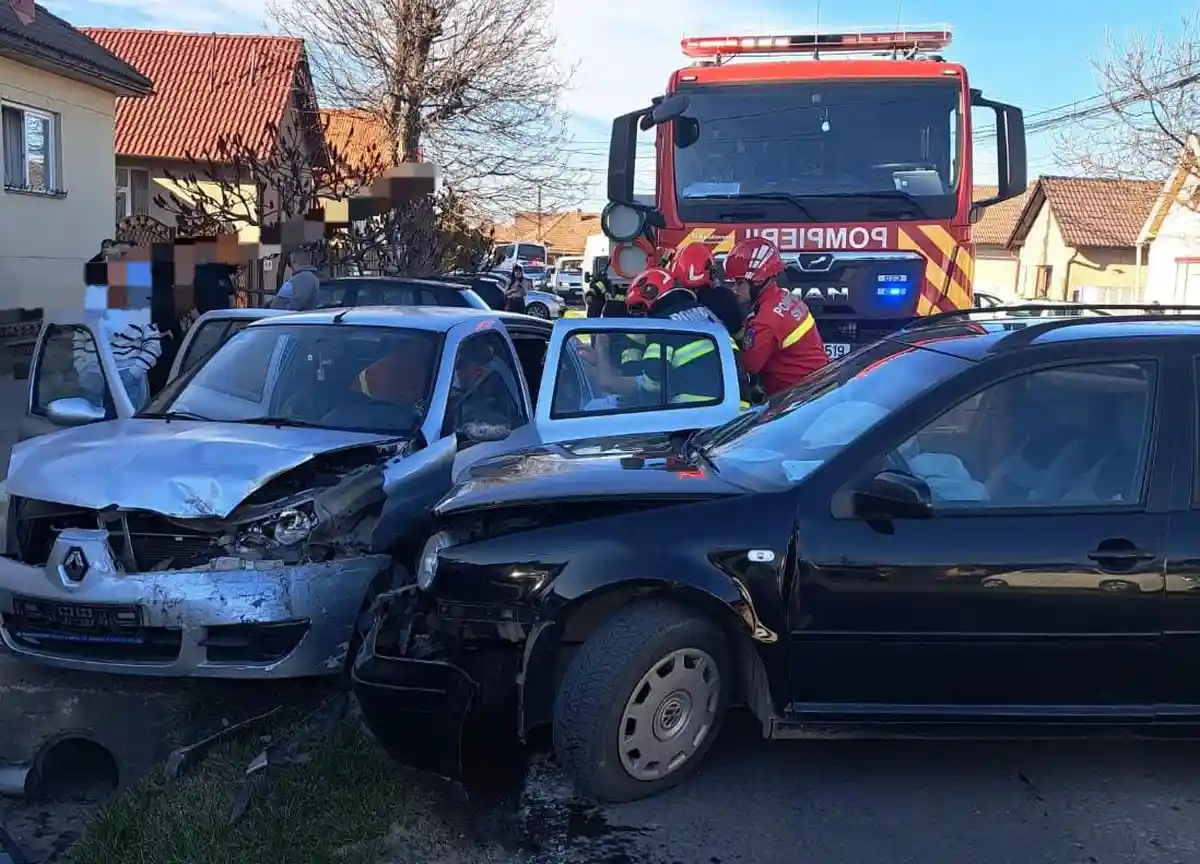 ACCIDENT rutier la Craciuelu de Jos Trei masini implicate Intervin pompierii din Blaj