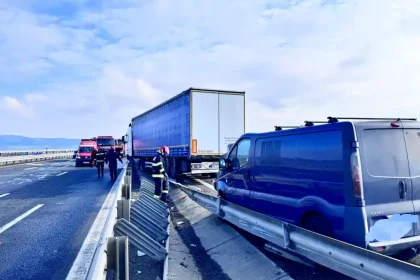 ACCIDENT rutier pe autostrada A1 direcia Sebes Orastie O autoutilitara s a rasturnat in afara partii carosabile