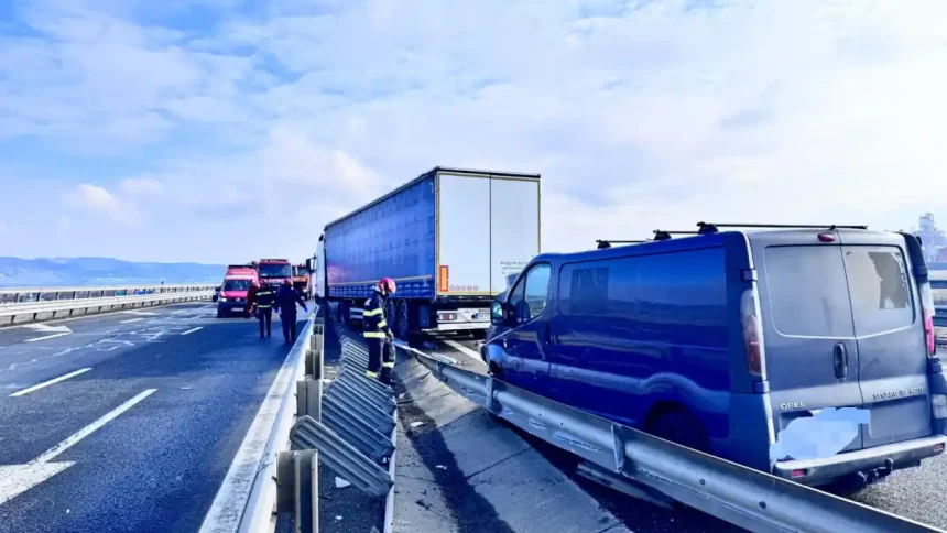 ACCIDENT rutier pe autostrada A1 direcia Sebes Orastie O autoutilitara s a rasturnat in afara partii carosabile