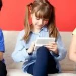 Aplicatia UE pentru verificarea varstei pe platformele online Minorii vor putea fi verificati inainte de a accesa mari platforme online precum TikTok Facebook sau YouTube