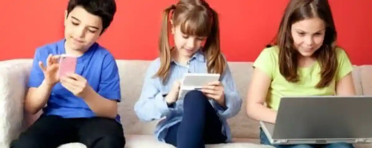 Aplicatia pentru verificarea varstei destinata protectiei minorilor pe Internet va fi lansata in curand Ursula von der Leyen Unul din sase copii este hartuite online