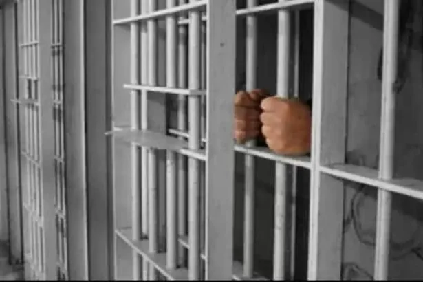 Barbat de 40 de ani din Alba Iulia cautat la nivel national retinut de politisti si dus in Penitenciarul Aiud Ce infractiuni l au condus la o pedapsa de peste 2 ani de inchisoare