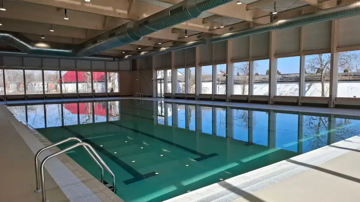 Bazinul acoperit de inot de la Sebes se apropie de deschidere Urmeaza sa fie mobilat corespunzator