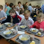 Copiii cu nevoi speciale ar putea beneficia de masa calda sau pachet alimentar in loc de alocatia pentru hrana in numerar