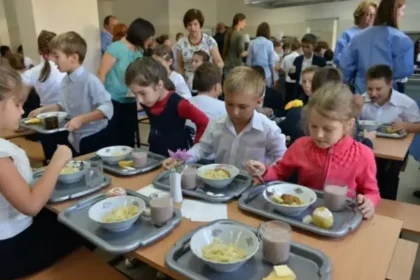 Copiii cu nevoi speciale ar putea beneficia de masa calda sau pachet alimentar in loc de alocatia pentru hrana in numerar