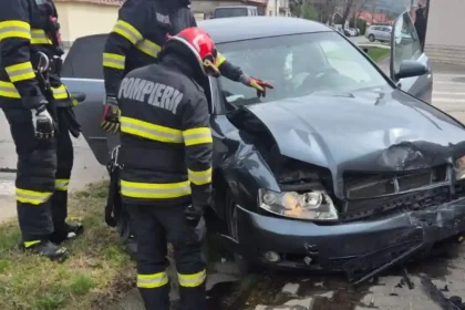 FOTO ACCIDENT rutier la Sebes Doua masini s au colizionat pe strada Tudor Vladimirescu