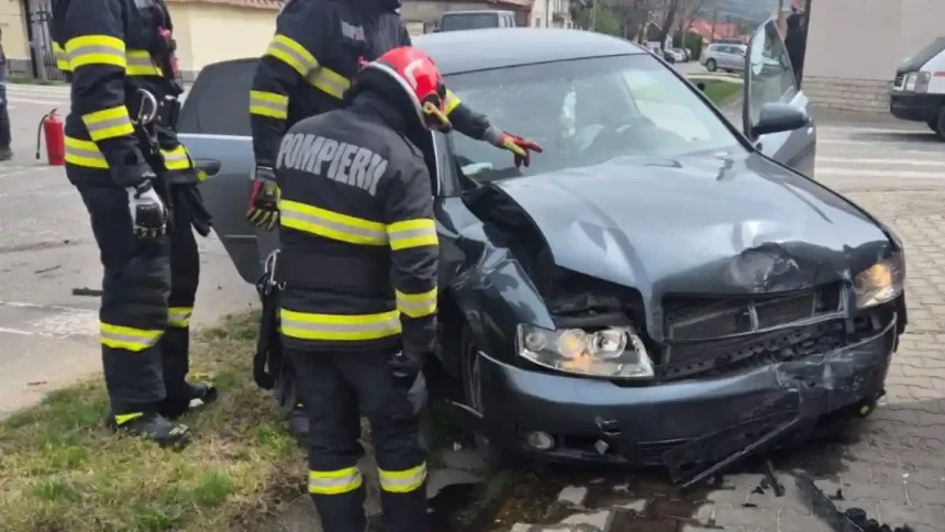 FOTO ACCIDENT rutier la Sebes Doua masini s au colizionat pe strada Tudor Vladimirescu