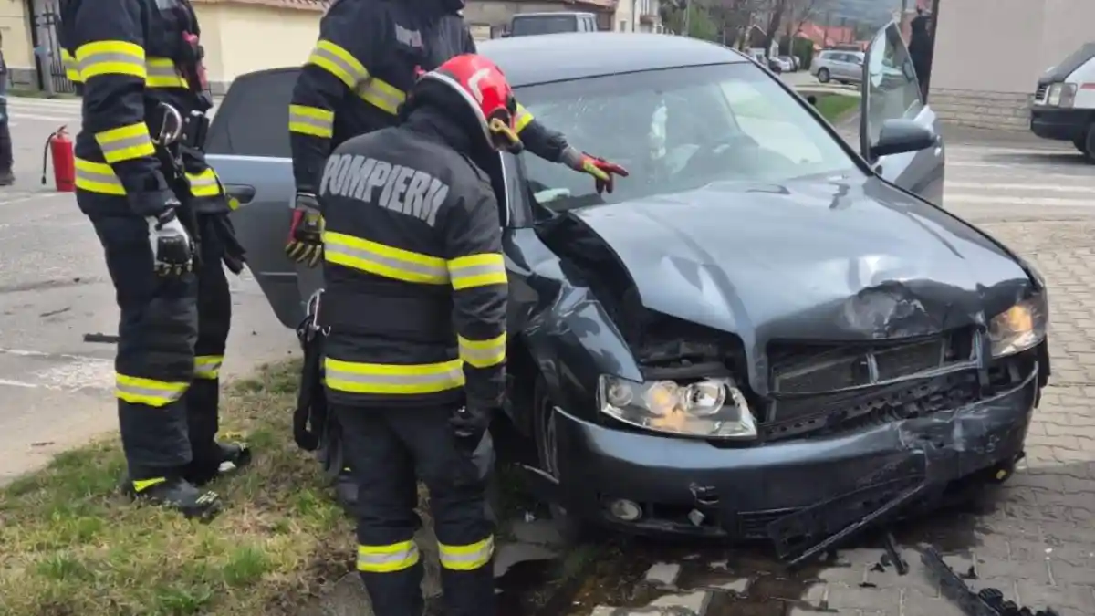 FOTO ACCIDENT rutier la Sebes Doua masini s au colizionat pe strada Tudor Vladimirescu