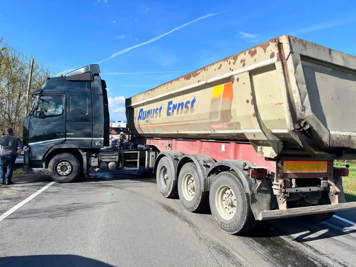 FOTO Accident rutier grav pe DN 66 provocat de un sofer din Alba in Hunedoara Cinci persoane transportate la spital