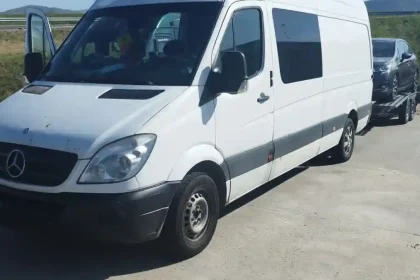 FOTO Cetatean strain prins pe Autostrada A1 sensul Sebes Sibiu transportand persoane si bunuri contra cost fara documentele necesare Amenda de 8000 de lei
