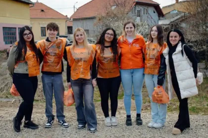 FOTO Elevii de la Liceul Tehnologic Aiud au adunat alimente pentru persoanele aflate in nevoie inainte de Paste Impreuna putem crea o comunitate mai buna