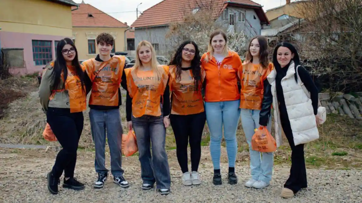 FOTO Elevii de la Liceul Tehnologic Aiud au adunat alimente pentru persoanele aflate in nevoie inainte de Paste Impreuna putem crea o comunitate mai buna