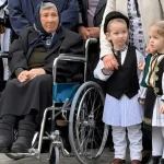 FOTO Ioana Grosu o femeie de 100 de ani din Sugag sarbatorita a doua zi de Paste 2026 la Statu la vase in Lunea Pasteului are 44 de stranepoti si 6 strastranepoti