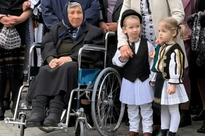 FOTO Ioana Grosu o femeie de 100 de ani din Sugag sarbatorita a doua zi de Paste 2026 la Statu la vase in Lunea Pasteului are 44 de stranepoti si 6 strastranepoti