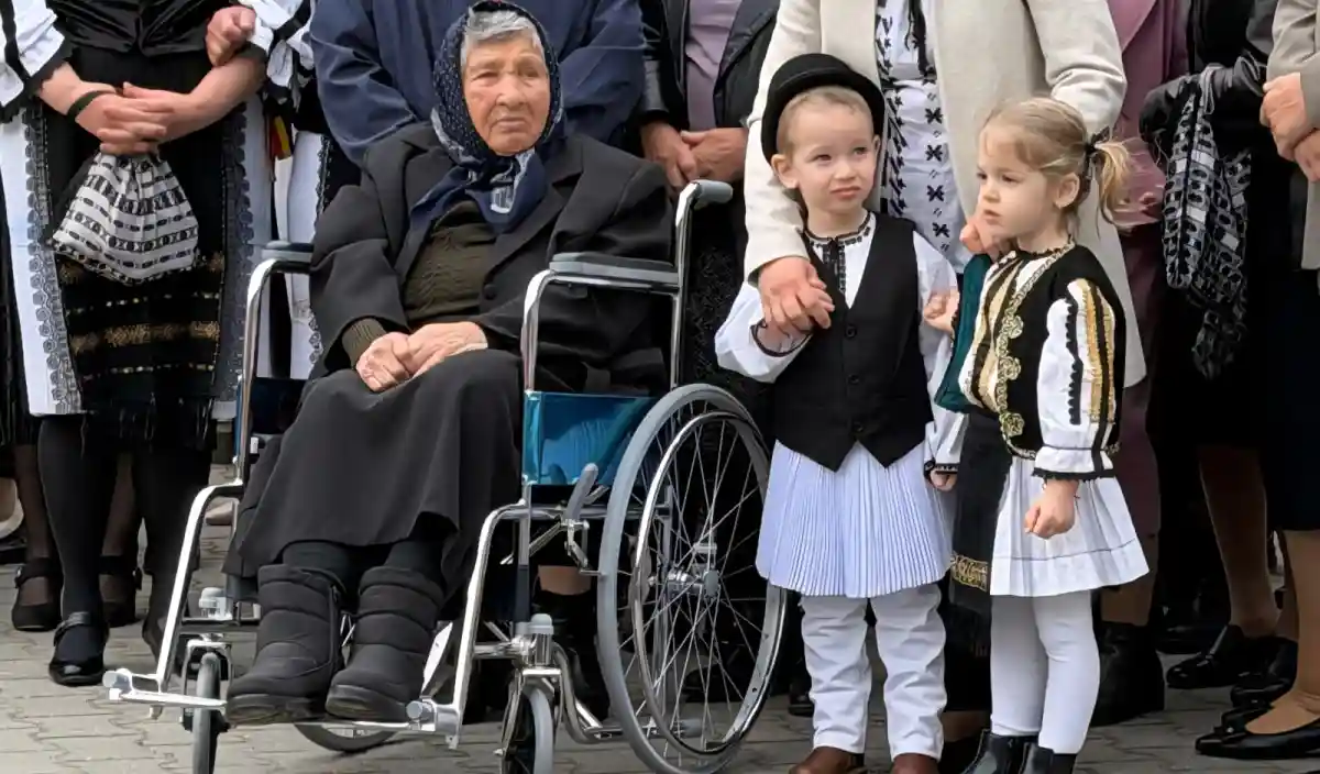FOTO Ioana Grosu o femeie de 100 de ani din Sugag sarbatorita a doua zi de Paste 2026 la Statu la vase in Lunea Pasteului are 44 de stranepoti si 6 strastranepoti