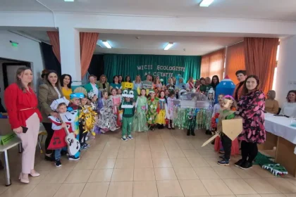 FOTO Micii Ecologistii ai Cetatii din nou in actiune la Alba Iulia Au participat si grupuri de prescolari din Sebes si Aiud