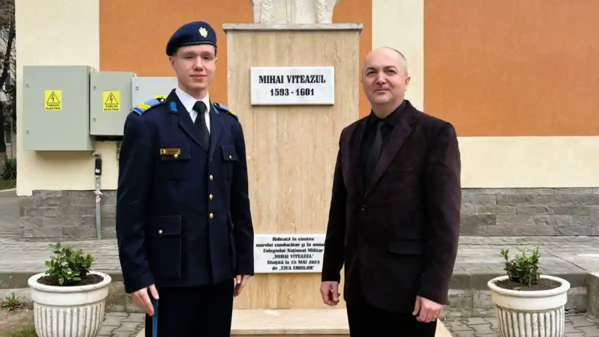 FOTO Nicola Nicoara student la Colegiul National Militar Mihai Viteazul Alba Iulia a castigat premiul I la etapa judeteana a Concursului National Istorie si societate in dimensiune virtuala