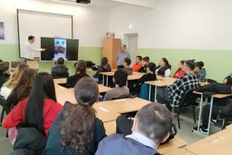 FOTO Ofiterii Serviciului Judetean Anticoruptie Alba au sustinut integritatea in randul elevilor si profesorilor de la Colegiul Tehnic ID Lazarescu din Cugir