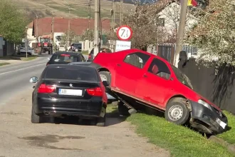 FOTO STIREA TA ACCIDENT rutier la Sard Un sofer de 29 de ani beat crita a izbit doua masini parcate si s a oprit intr un sant