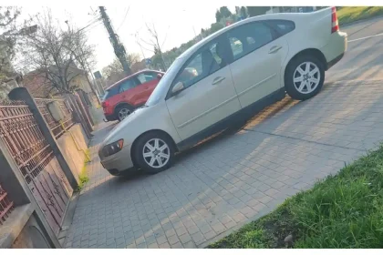 FOTO STIREA TA Pietonii din Alba Iulia nevoiti sa ocolasca masinile parcate pe trotuar Daca esti cu caruciorul pentru bebelusi trebuie sa iesi in drum
