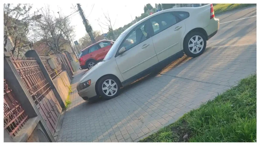 FOTO STIREA TA Pietonii din Alba Iulia nevoiti sa ocolasca masinile parcate pe trotuar Daca esti cu caruciorul pentru bebelusi trebuie sa iesi in drum
