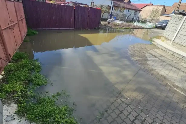 FOTO STIREA TA Suferinta locuitorilor de pe o strada din Alba Iulia Pe strada Dacilor din Partos nu e nevoie de ploaie pentru ca canalizarea sa refuleze